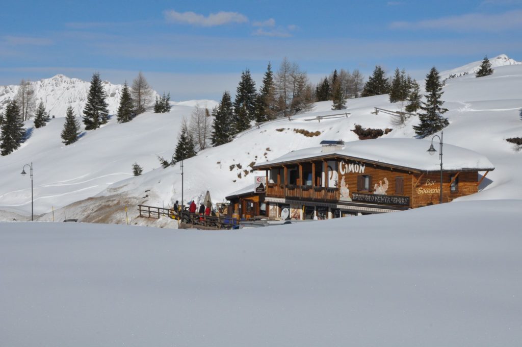 Cimon Stube, Passo Rolle, 1984 metri slm
Sulla terrazza laterale sinistra il cantiere "Bagliori di Luna"